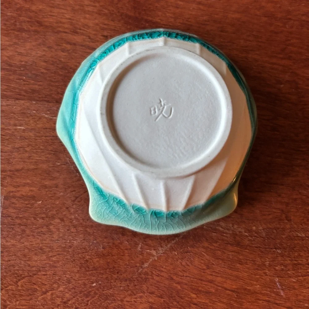 The Unbranded Brand tiny clamshell